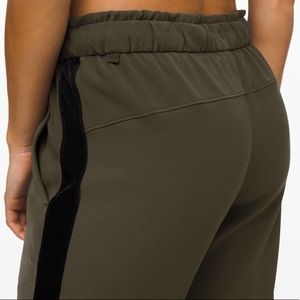 EUC Lululemon VELVET TRIM On the Fly Jogger Woven